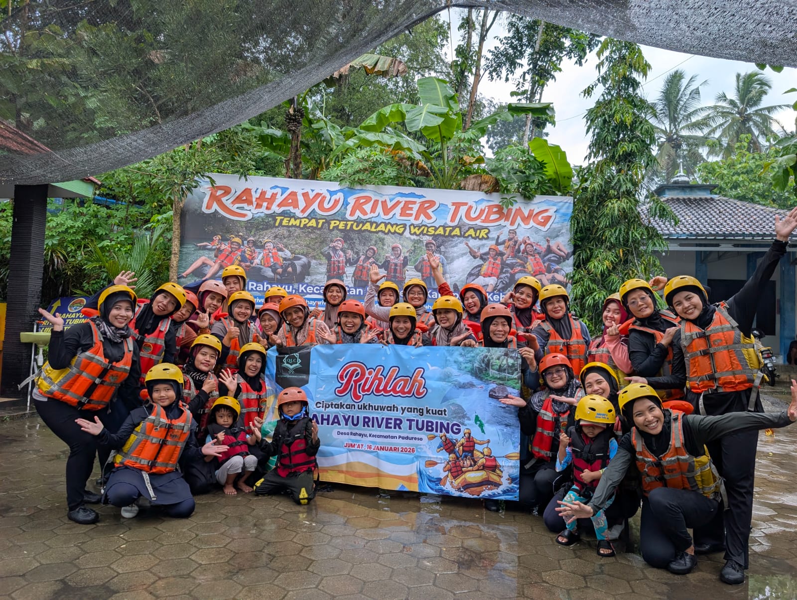 Rihlah Penuh Kehangatan, QLC Ibu-ibu Pererat Ukhuwah di Rahayu River Tubing