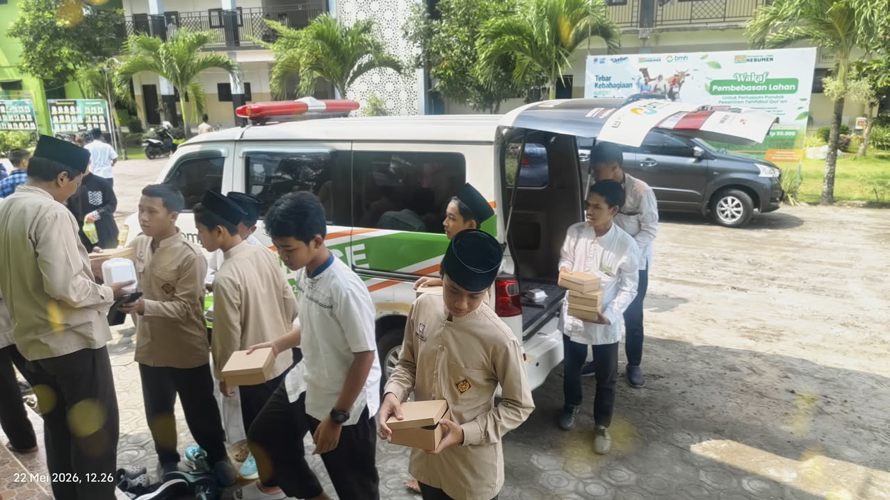 Tebar Kepedulian di Hari Berkah, LAZNAS BMH Salurkan 200 Paket Makanan