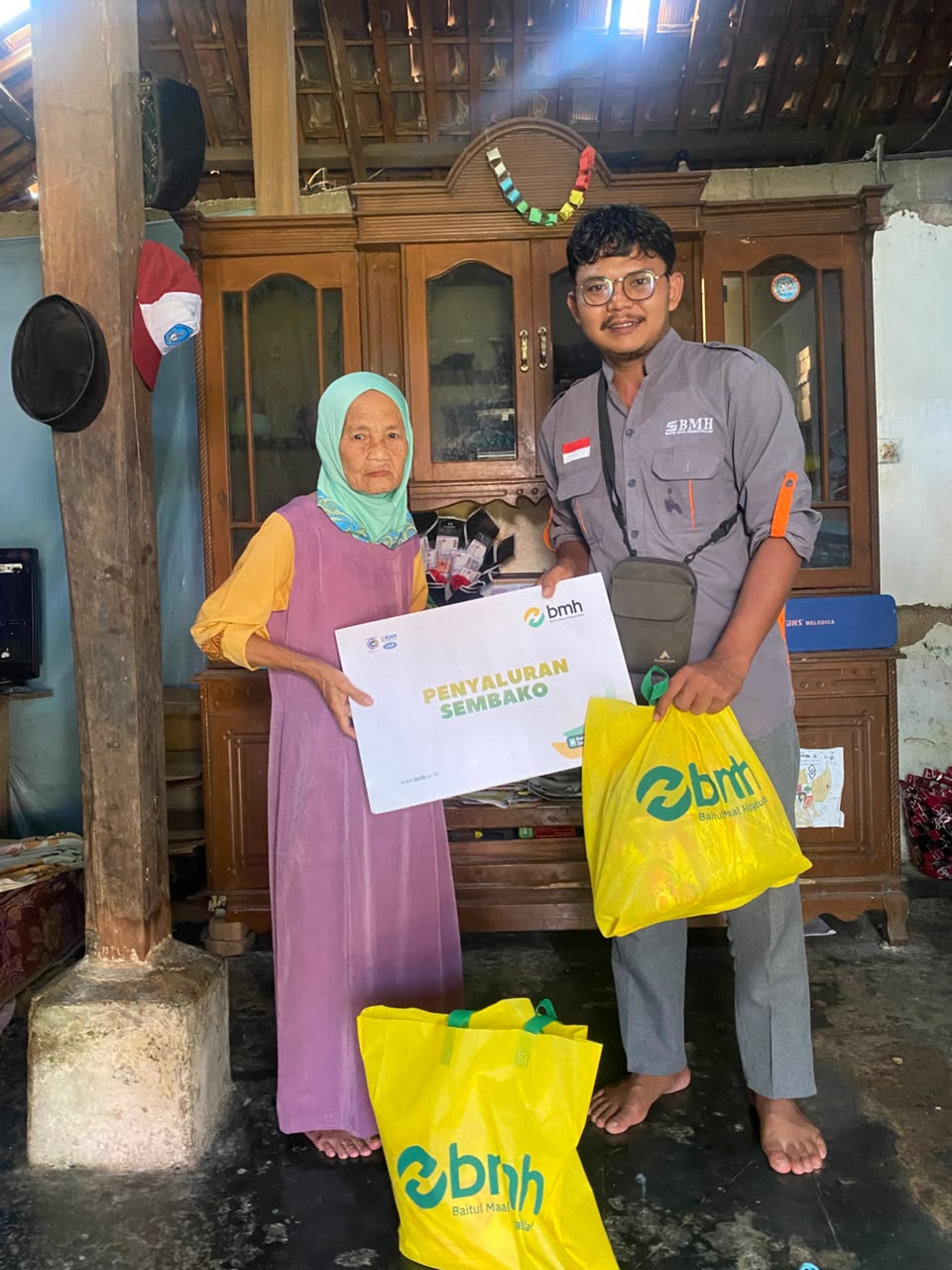 Sembako Dari ULZ BMH Kebumen untuk mbah Thoyibah
